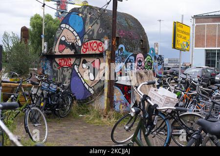 NDSM AMSTERDAM, im Norden der Stadt gelegen, ist dieses ehemalige Hafengebiet, das im Jahr 80s der Herstellung von schweren Maschinen gewidmet und nach einer Krise aufgegeben wurde, zu einem der wichtigsten Zentren in den Niederlanden für darstellende Kunst, Konzerte und Festivals geworden. Am 13. August 2021 in Amsterdam, Niederlande. (Foto von Oscar Gonzalez/NurPhoto) Stockfoto