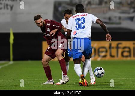 Gabriel Debeljuh(L), in Aktion während des Spiels CFR Cluj gegen FC Farul Constanta, Rumänische Liga 1, Dr. Constantin Radulescu Stadium, Cluj-Napoca, Rumänien, 13. August 2021 (Foto: Flaviu Buboi/NurPhoto) Stockfoto