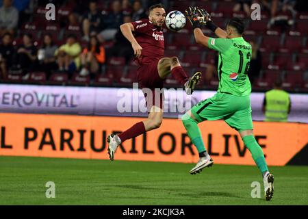 Gabriel Debeljuh(L), in Aktion während des Spiels CFR Cluj gegen FC Farul Constanta, Rumänische Liga 1, Dr. Constantin Radulescu Stadium, Cluj-Napoca, Rumänien, 13. August 2021 (Foto: Flaviu Buboi/NurPhoto) Stockfoto