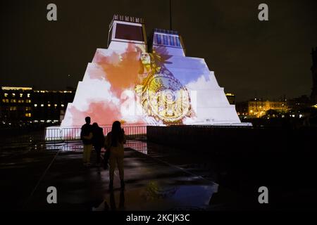 Im Rahmen der von der Bundesregierung organisierten gedenkfeiern mit dem Titel "500 Jahre indigener Widerstand" wurde auf dem Hauptplatz der mexikanischen Hauptstadt eine monumentale Nachbildung des Großen Tempels "Huey Teocalli" errichtet. Während der Veranstaltung wurde eine Show mit Videomapping durchgeführt. Am 13. August 2021 in Mexiko-Stadt, Mexiko, (Foto von Cristian Leyva/NurPhoto) Stockfoto