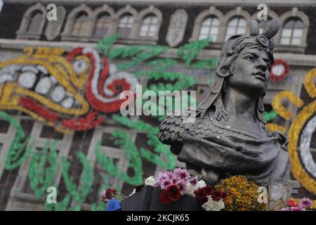 Statue von Cuauhtémoc, dem letzten mexikanischen Tlatoani, geschmückt mit Blumen in der Zócalo von Mexiko-Stadt während des Gedenkens an 500 Jahre indigenen Widerstand und spanische Invasion in Mexiko, wo Tänzer, Musiker, Sänger, Heiler und Schöpfer von Angeboten aus verschiedenen Traditionen des Landes, Sie teilten ihr Wissen und ehrten ihre Vorfahren, um die Bürger näher an ihre Geschichte und Identität zu bringen. Seit letztem Jahr haben die Regierungsbehörden wiederum den Jahrestag umbenannt, der jahrzehntelang als Fall von Tenochtitlan bekannt war, und ihn den Tag der indigenen Resis genannt Stockfoto