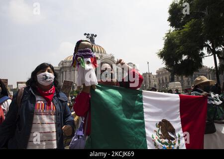 Verschiedene soziale Organisationen, darunter die indigene Otomí-Gemeinschaft mit Wohnsitz in Mexiko-Stadt, protestieren in der Innenstadt der Hauptstadt des Landes, um die Enteignung von Territorien und die Diskriminierung indigener Völker nach wie vor abzulehnen. Der Akt findet im Gegensatz zu den Gedenkveranstaltungen unter dem Titel „500 Jahre indigener Widerstand“ statt. 1521, México-Tenochtitlan“, organisiert von der Bundesregierung. Am 13. August 2021 in Mexiko-Stadt, Mexiko. (Foto von Cristian Leyva/NurPhoto) Stockfoto