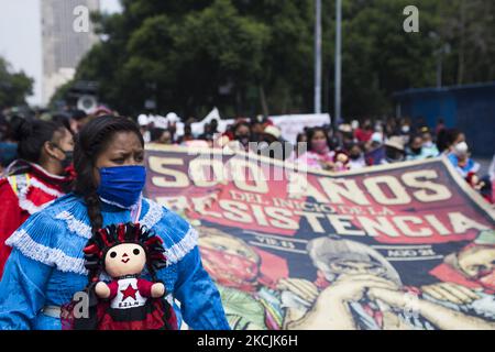 Verschiedene soziale Organisationen, darunter die indigene Otomí-Gemeinschaft mit Wohnsitz in Mexiko-Stadt, protestieren in der Innenstadt der Hauptstadt des Landes, um die Enteignung von Territorien und die Diskriminierung indigener Völker nach wie vor abzulehnen. Der Akt findet im Gegensatz zu den Gedenkveranstaltungen unter dem Titel „500 Jahre indigener Widerstand“ statt. 1521, México-Tenochtitlan“, organisiert von der Bundesregierung. Am 13. August 2021 in Mexiko-Stadt, Mexiko. (Foto von Cristian Leyva/NurPhoto) Stockfoto