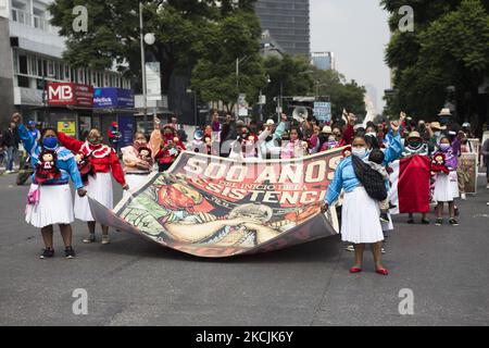 Verschiedene soziale Organisationen, darunter die indigene Otomí-Gemeinschaft mit Wohnsitz in Mexiko-Stadt, protestieren in der Innenstadt der Hauptstadt des Landes, um die Enteignung von Territorien und die Diskriminierung indigener Völker nach wie vor abzulehnen. Der Akt findet im Gegensatz zu den Gedenkveranstaltungen unter dem Titel „500 Jahre indigener Widerstand“ statt. 1521, México-Tenochtitlan“, organisiert von der Bundesregierung. Am 13. August 2021 in Mexiko-Stadt, Mexiko. (Foto von Cristian Leyva/NurPhoto) Stockfoto