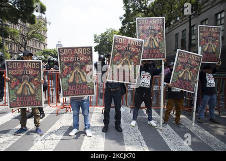 Verschiedene soziale Organisationen, darunter die indigene Otomí-Gemeinschaft mit Wohnsitz in Mexiko-Stadt, protestieren in der Innenstadt der Hauptstadt des Landes, um die Enteignung von Territorien und die Diskriminierung indigener Völker nach wie vor abzulehnen. Der Akt findet im Gegensatz zu den Gedenkveranstaltungen unter dem Titel „500 Jahre indigener Widerstand“ statt. 1521, México-Tenochtitlan“, organisiert von der Bundesregierung. Am 13. August 2021 in Mexiko-Stadt, Mexiko. (Foto von Cristian Leyva/NurPhoto) Stockfoto