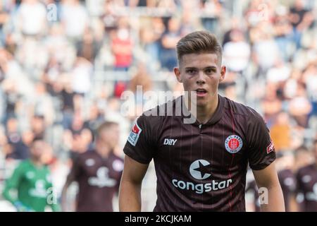 Finn Ole Becker von St. Pauli schaut beim zweiten Bundesliga-Spiel zwischen FC St. Pauli und Hamburger SV am 13. August 2021 im Millerntor-Stadion in Hamburg auf. (Foto von Peter Niedung/NurPhoto) Stockfoto