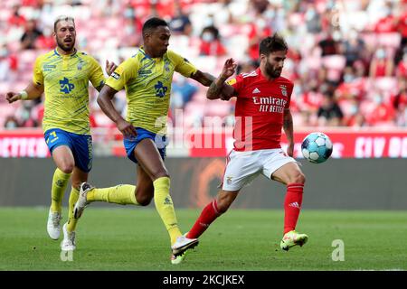 Rafa Silva von SL Benfica (R ) steht mit Mateus Quaresma vom FC Arouca während des Fußballspiels der Portugiesischen Liga zwischen SL Benfica und FC Arouca am 14. August 2021 im Luz-Stadion in Lissabon, Portugal, auf. (Foto von Pedro FiÃºza/NurPhoto) Stockfoto