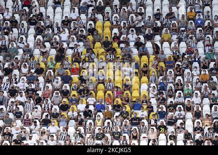 Juventus-Fans, die ihre soziale Distanz aufrechterhalten, besuchen am 14. August 2021 in Turin, Italien, das Freundschaftsspiel zwischen Juventus und Atalanta BC im Allianz-Stadion. (Foto von Giuseppe Cottini/NurPhoto) Stockfoto