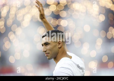 Der marokkanische Verteidiger von Paris Saint-Germain, Achraf Hakimi, tritt während einer feierlichen Präsentation vor dem französischen Fußballspiel L1 zwischen Paris Saint-Germain und dem Racing Club Strasbourg am 14. August 2021 im Stadion Parc des Princes in Paris auf den Platz. (Foto: Mehdi Taamallah/NurPhoto) Stockfoto