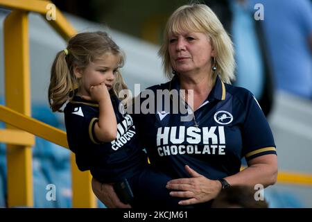 Millwall-Fans schauen während des Sky Bet Championship-Spiels zwischen Millwall und Blackburn Rovers am Samstag, dem 14.. August 2021, in Den, London, auf. (Foto von Federico Maranesi/MI News/NurPhoto) Stockfoto