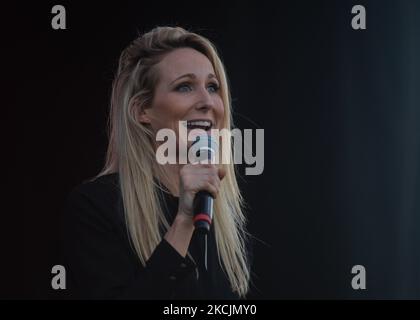 Nikki Glaser, ein amerikanischer Stand-up-Comedian, Schauspielerin und Fernsehmoderator, tritt während des Great Outdoor Comedy Festivals als Teil der Together Again-Serie auf der historischen Racetrack Infield auf der Edmonton Exhibition Lands (ehemals Northlands Park) in Edmonton auf der Bühne auf. Am Freitag, den 13. August 2021, in Edmonton, Alberta, Kanada. (Foto von Artur Widak/NurPhoto) Stockfoto