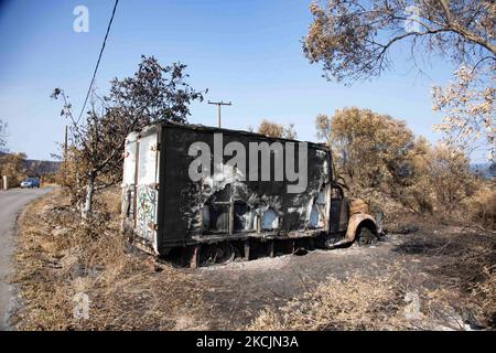 Ein Lastwagen brannte souverän in Agia Anna. Die Folgen der Brände in Griechenland, während im Wald immer noch kleine Flammen brennen. In Griechenland kam es zu einer großen Umweltkatastrophe. Wald, Pinien, Olivenhaine, Unternehmen, Hotels, Häuser, Fahrzeuge und Tiere wurden verbrannt. Das Feuer war nach einem nächtlichen Regen vorbei, während die griechischen Feuerwehrleute, lokale Freiwillige, ausländische Feuerwehrleute, Flugzeuge und Helikopter, die auf der griechischen Insel Evia (Euboea) gegen den Flächenbrand kämpften - in weniger als zwei Wochen sind in G fast 100.000 Hektar Wald- und Ackerland verbrannt Stockfoto