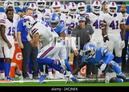 Buffalo Bills Quarterback Davis Webb (7) wird von Detroit Lions Cornerback Ifeatu Melifonwu (26) in der ersten Hälfte des Vorsaison-Fußballspiels NFL in Detroit, Michigan, USA, am Freitag, den 13. August 2021, in Angriff genommen. (Foto von Jorge Lemus/NurPhoto) Stockfoto