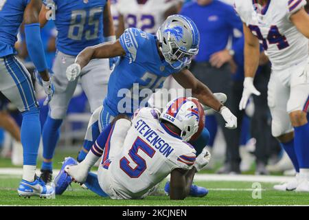 Der Buffalo Bills Wide Receiver Marquez Stevenson (5) wird von Detroit Lions Eckpfeiler Ifeatu Melifonwu (26) in der zweiten Hälfte des Vorsaison-Fußballspiels NFL in Detroit, Michigan, USA, am Freitag, den 13. August 2021, in Angriff genommen. (Foto von Jorge Lemus/NurPhoto) Stockfoto