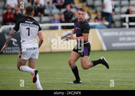 Evan Simons von Newcastle Thunder sucht nach Unterstützung, nachdem er am Samstag, dem 14.. August 2021, während des WETTBORDS DER BETFRED Championship zwischen Newcastle Thunder und Bradford Bulls im Kingston Park, Newcastle, eine Pause gemacht hat. (Foto von Chris Lishman/MI News/NurPhoto) Stockfoto