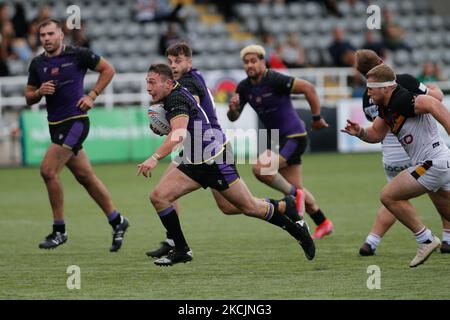 Evan Simons von Newcastle Thunder macht am Samstag, dem 14.. August 2021, beim WETTSPIEL DER BETFRED Championship zwischen Newcastle Thunder und Bradford Bulls im Kingston Park, Newcastle, eine Pause. (Foto von Chris Lishman/MI News/NurPhoto) Stockfoto