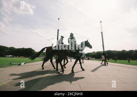 Am 15. August 2021 werden im Rhein-Energie-Stadion in Köln Polices beobachtet, da bis Ende August im Stadion nur geimpfte Personen das Stadion betreten dürfen (Foto: Ying Tang/NurPhoto) Stockfoto