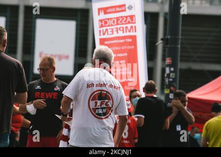 Fußball-Bundesliga 1. Fans des FC köln werden am 15. August 2021 das Rhein-Energie-Stadion in Köln betreten sehen, da bis Ende August das Stadion nur geimpften Personen erlaubt, das Stadion zu betreten (Foto: Ying Tang/NurPhoto) Stockfoto