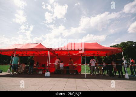 Gesamtansicht des mobilen Impfstandes vor dem Rhein-Energy-Stadion in Köln am 15. August 2021, da das Stadion bis Ende August nur geimpften Personen erlaubt, das Stadion zu betreten (Foto: Ying Tang/NurPhoto) Stockfoto