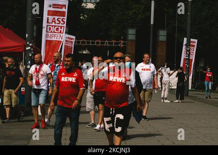 Fußball-Bundesliga 1. Fans des FC köln werden am 15. August 2021 das Rhein-Energie-Stadion in Köln betreten sehen, da bis Ende August das Stadion nur geimpften Personen erlaubt, das Stadion zu betreten (Foto: Ying Tang/NurPhoto) Stockfoto