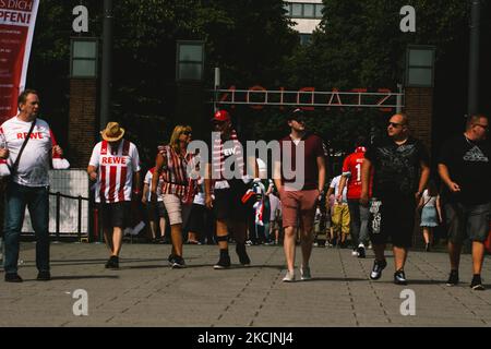 Fußball-Bundesliga 1. Fans des FC köln werden am 15. August 2021 das Rhein-Energie-Stadion in Köln betreten sehen, da bis Ende August das Stadion nur geimpften Personen erlaubt, das Stadion zu betreten (Foto: Ying Tang/NurPhoto) Stockfoto