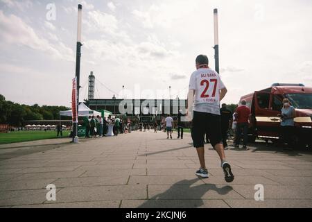 Fußball-Bundesliga 1. Fans des FC köln werden am 15. August 2021 das Rhein-Energie-Stadion in Köln betreten sehen, da bis Ende August das Stadion nur geimpften Personen erlaubt, das Stadion zu betreten (Foto: Ying Tang/NurPhoto) Stockfoto