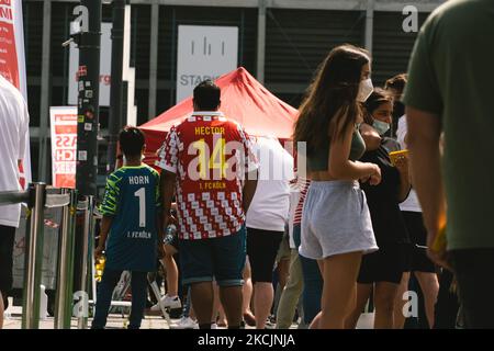 Am 15. August 2021 warten die Menschen vor dem Rhein-Energie-Stadion in Köln auf die Impfung, da bis Ende August im Stadion nur geimpfte Personen das Stadion betreten dürfen (Foto: Ying Tang/NurPhoto) Stockfoto