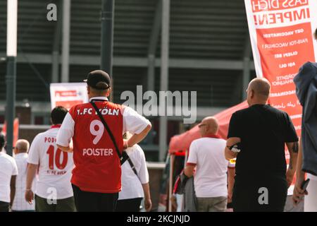 Fußball-Bundesliga 1. Fans des FC köln werden am 15. August 2021 das Rhein-Energie-Stadion in Köln betreten sehen, da bis Ende August das Stadion nur geimpften Personen erlaubt, das Stadion zu betreten (Foto: Ying Tang/NurPhoto) Stockfoto