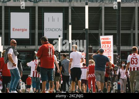 Fußball-Bundesliga 1. Fans des FC köln werden am 15. August 2021 das Rhein-Energie-Stadion in Köln betreten sehen, da bis Ende August das Stadion nur geimpften Personen erlaubt, das Stadion zu betreten (Foto: Ying Tang/NurPhoto) Stockfoto