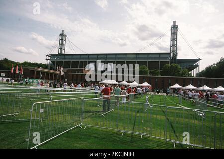 Fußball-Bundesliga 1. Fans des FC köln werden am 15. August 2021 das Rhein-Energie-Stadion in Köln betreten sehen, da bis Ende August das Stadion nur geimpften Personen erlaubt, das Stadion zu betreten (Foto: Ying Tang/NurPhoto) Stockfoto