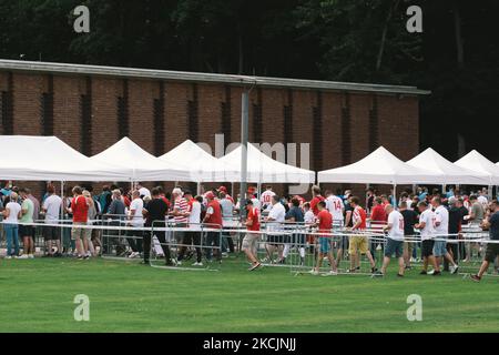 Fußball-Bundesliga 1. Fans des FC köln werden am 15. August 2021 das Rhein-Energie-Stadion in Köln betreten sehen, da bis Ende August das Stadion nur geimpften Personen erlaubt, das Stadion zu betreten (Foto: Ying Tang/NurPhoto) Stockfoto