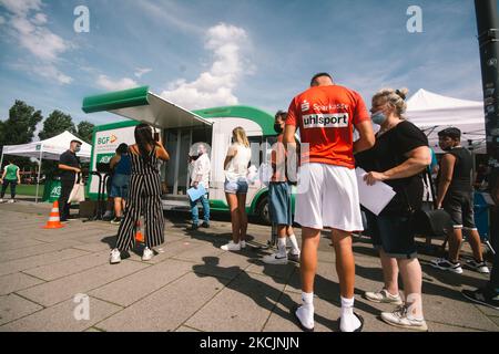 Am 15. August 2021 warten die Menschen vor dem Rhein-Energy-Stadion in Köln auf die Impfung, da bis Ende August im Stadion nur geimpfte Personen das Stadion betreten dürfen (Foto: Ying Tang/NurPhoto) Stockfoto