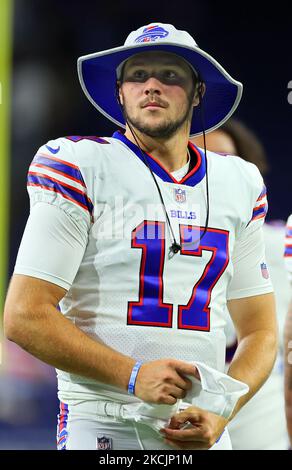 Buffalo Bills Quarterback Josh Allen (17) geht vom Spielfeld, nachdem ein Bills-Gewinn eines NFL-Vorsaison-Fußballspiels zwischen den Detroit Lions und den Buffalo Bills in Detroit, Michigan, USA, am Freitag, den 13. August 2021, einging. (Foto von Amy Lemus/NurPhoto) Stockfoto