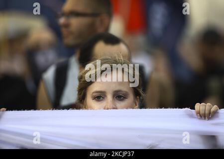 Eine Frau wird am 15. August 2021 in Warschau, Polen, an einem nationalistischen Narch teilnehmen gesehen. Am 101.. Jahrestag des „Wunders an der Weichsel“, einem Nationalfeiertag in Polen, an dem der Sieg über die bolschewistische Bewegung nach Westeuropa zeitgleich mit der Himmelfahrt der Jungfrau Maria gefeiert wurde, fand ein marsch statt, der von der rechtsextremen ultranationalistischen All Polish Youth mit rund 100 Menschen organisiert wurde. (Foto von STR/NurPhoto) Stockfoto