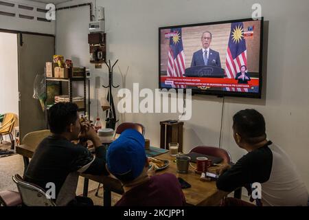 Die Menschen sehen eine Live-Sendung des malaysischen Premierministers Muhyiddin Yassin, der seinen Rücktritt ankündigte, nachdem er am 16. August 2021 seine Mehrheit im parlament in Kuala Lumpur verloren hatte. (Foto von Mohd Firdaus/NurPhoto) Stockfoto