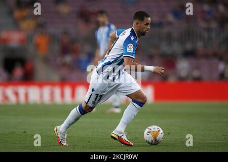 Adnan Januzaj von Real Sociedadläuft mit dem Ball während des La Liga Santader-Spiels zwischen dem FC Barcelona und Real Sociedad im Camp Nou am 15. August 2021 in Barcelona, Spanien. (Foto von Jose Breton/Pics Action/NurPhoto) Stockfoto