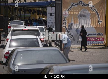 Während der allgemeinen COVID-19-Impfung im Westen von Teheran, während der COVID-19-Delta-Variantenausbruch im Iran, 16. August 2021, stehen Fahrzeuge an einer Durchfahrt der Impfstelle im Azadi (Freedom)-Sportkomplex an. (Foto von Morteza Nikoubazl/NurPhoto) Stockfoto