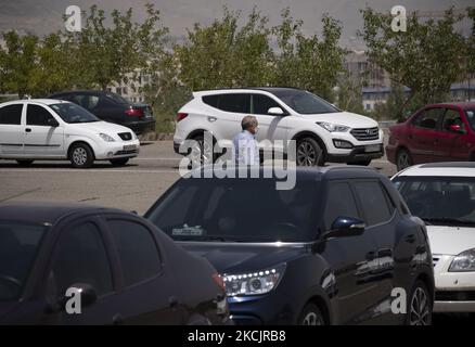 Während der allgemeinen COVID-19-Impfung im Westen von Teheran, während der COVID-19-Delta-Variantenausbruch im Iran, 16. August 2021, stehen Fahrzeuge an einer Durchfahrt der Impfstelle im Azadi (Freedom)-Sportkomplex an. (Foto von Morteza Nikoubazl/NurPhoto) Stockfoto