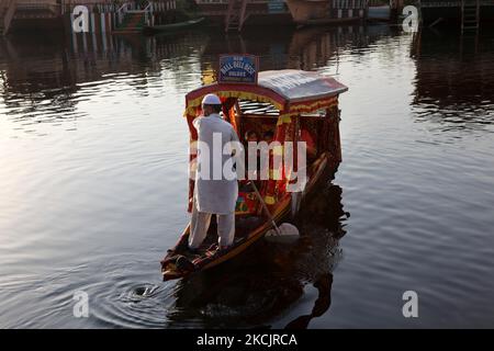 Shikara-Bootsmann bringt indische Touristen am 22. Juni 2010 zu ihrem Hausboot auf Kaschmirs berühmtem Dal-See in Srinagar, Kaschmir, Indien. (Foto von Creative Touch Imaging Ltd./NurPhoto) Stockfoto