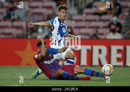 Aihen Munoz von Real Sociedad und Jordi Alba von Barcelona treten beim La Liga Santader-Spiel zwischen dem FC Barcelona und Real Sociedad am 15. August 2021 im Camp Nou in Barcelona, Spanien, um den Ball an. (Foto von Jose Breton/Pics Action/NurPhoto) Stockfoto