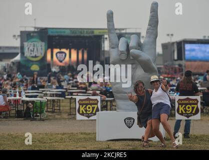 Zwei Damen posieren für ein Foto beim Edmonton Rock Fest, einem Teil der Together Again-Serie auf der historischen Rennstrecke Infield auf den Edmonton Exhibition Lands (ehemals Northlands Park) in Edmonton. Am Samstag, den 14. August 2021, in Edmonton, Alberta, Kanada. (Foto von Artur Widak/NurPhoto) Stockfoto