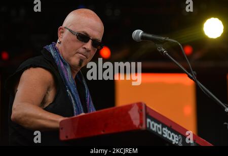 Mark Gladstone von Prism tritt während des Edmonton Rock Fest als Teil der Together Again-Serie auf der historischen Racetrack Infield auf den Edmonton Exhibition Lands (ehemals Northlands Park) in Edmonton auf. Am Samstag, den 14. August 2021, in Edmonton, Alberta, Kanada. (Foto von Artur Widak/NurPhoto) Stockfoto