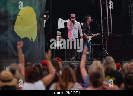 Glass Tiger Live-Performance auf der Bühne während des Edmonton Rock Fest im Rahmen der Together Again-Serie auf der historischen Racetrack Infield auf den Edmonton Exhibition Lands (ehemals Northlands Park) in Edmonton. Am Samstag, den 14. August 2021, in Edmonton, Alberta, Kanada. (Foto von Artur Widak/NurPhoto) Stockfoto