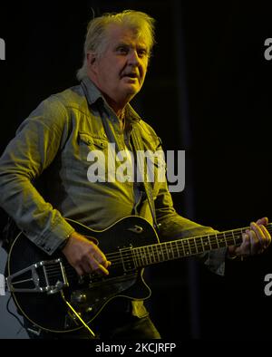 Der kanadische Musiker Tom Cochrane tritt während des Edmonton Rock Fest als Teil der Together Again-Serie auf der historischen Racetrack Infield auf den Edmonton Exhibition Lands (ehemals Northlands Park) in Edmonton auf. Am Samstag, den 14. August 2021, in Edmonton, Alberta, Kanada. (Foto von Artur Widak/NurPhoto) Stockfoto