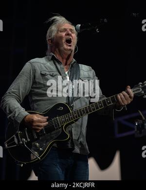 Der kanadische Musiker Tom Cochrane tritt während des Edmonton Rock Fest als Teil der Together Again-Serie auf der historischen Racetrack Infield auf den Edmonton Exhibition Lands (ehemals Northlands Park) in Edmonton auf. Am Samstag, den 14. August 2021, in Edmonton, Alberta, Kanada. (Foto von Artur Widak/NurPhoto) Stockfoto