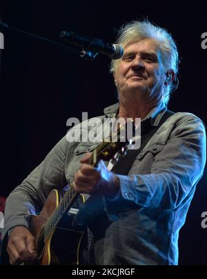 Der kanadische Musiker Tom Cochrane tritt während des Edmonton Rock Fest als Teil der Together Again-Serie auf der historischen Racetrack Infield auf den Edmonton Exhibition Lands (ehemals Northlands Park) in Edmonton auf. Am Samstag, den 14. August 2021, in Edmonton, Alberta, Kanada. (Foto von Artur Widak/NurPhoto) Stockfoto