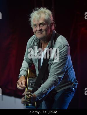 Der kanadische Musiker Tom Cochrane tritt während des Edmonton Rock Fest als Teil der Together Again-Serie auf der historischen Racetrack Infield auf den Edmonton Exhibition Lands (ehemals Northlands Park) in Edmonton auf. Am Samstag, den 14. August 2021, in Edmonton, Alberta, Kanada. (Foto von Artur Widak/NurPhoto) Stockfoto