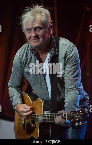 Der kanadische Musiker Tom Cochrane tritt während des Edmonton Rock Fest als Teil der Together Again-Serie auf der historischen Racetrack Infield auf den Edmonton Exhibition Lands (ehemals Northlands Park) in Edmonton auf. Am Samstag, den 14. August 2021, in Edmonton, Alberta, Kanada. (Foto von Artur Widak/NurPhoto) Stockfoto