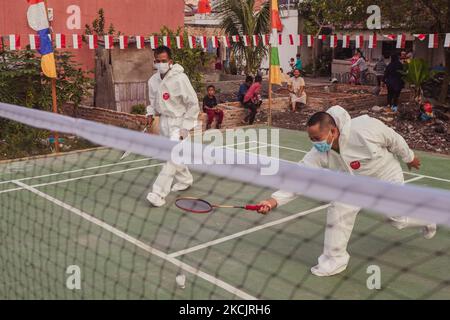 Bewohner spielen Badminton in Hazmat-Anzügen, um an den Unabhängigkeitstag 76. in Indonesien zu erinnern, der am 17. August in Pekanbaru, Provinz Riau, Indonesien, am 16. August fällt. 2021. Dies ist auch die Hoffnung, dass die indonesische Regierung ihre Bevölkerung vom Ausbruch der COVID-19 befreien kann. Indonesien hat mehr als 100.000 Todesfälle durch Covid-19 verzeichnet, da das Land weiterhin mit einer riesigen Infektionswelle, die durch die Delta-Variante ausgelöst wird, zu kämpfen hat. (Foto von Afrianto Silalahi/NurPhoto) Stockfoto