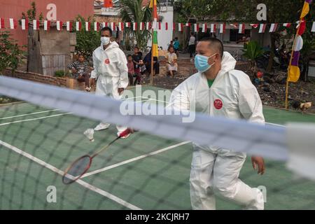 Einwohner, die Badminton in Hazmat-Kleidung spielen, um an den Unabhängigkeitstag 76. in Indonesien zu erinnern, der am 17. August in Pekanbaru, Provinz Riau, fällt. Indonesien Dies ist auch die Hoffnung, dass die indonesische Regierung ihre Bevölkerung von den Bewohnern befreien kann, die Badminton in Hazmat-Anzügen spielen, um an den Unabhängigkeitstag 76. zu erinnern, der am 17. August in Pekanbaru, Provinz Riau, Indonesien, am 16. August fällt. 2021. Dies ist auch die Hoffnung, dass die indonesische Regierung ihre Bevölkerung vom Ausbruch der COVID-19 befreien kann. Indonesien hat über 100.000 Todesfälle durch Covid-19, AS, verzeichnet Stockfoto